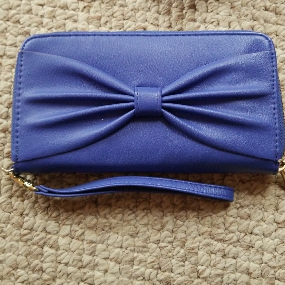 Zippered wristlet